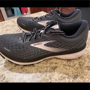 Brooks ghost 13 tennis shoes size 8